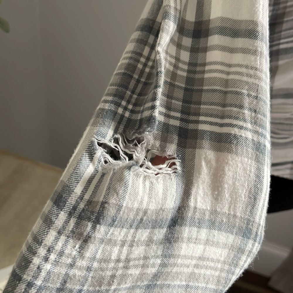 American Eagle Gray Plaid Button down crop top w/hood. Size Small - Picture 4 of 8